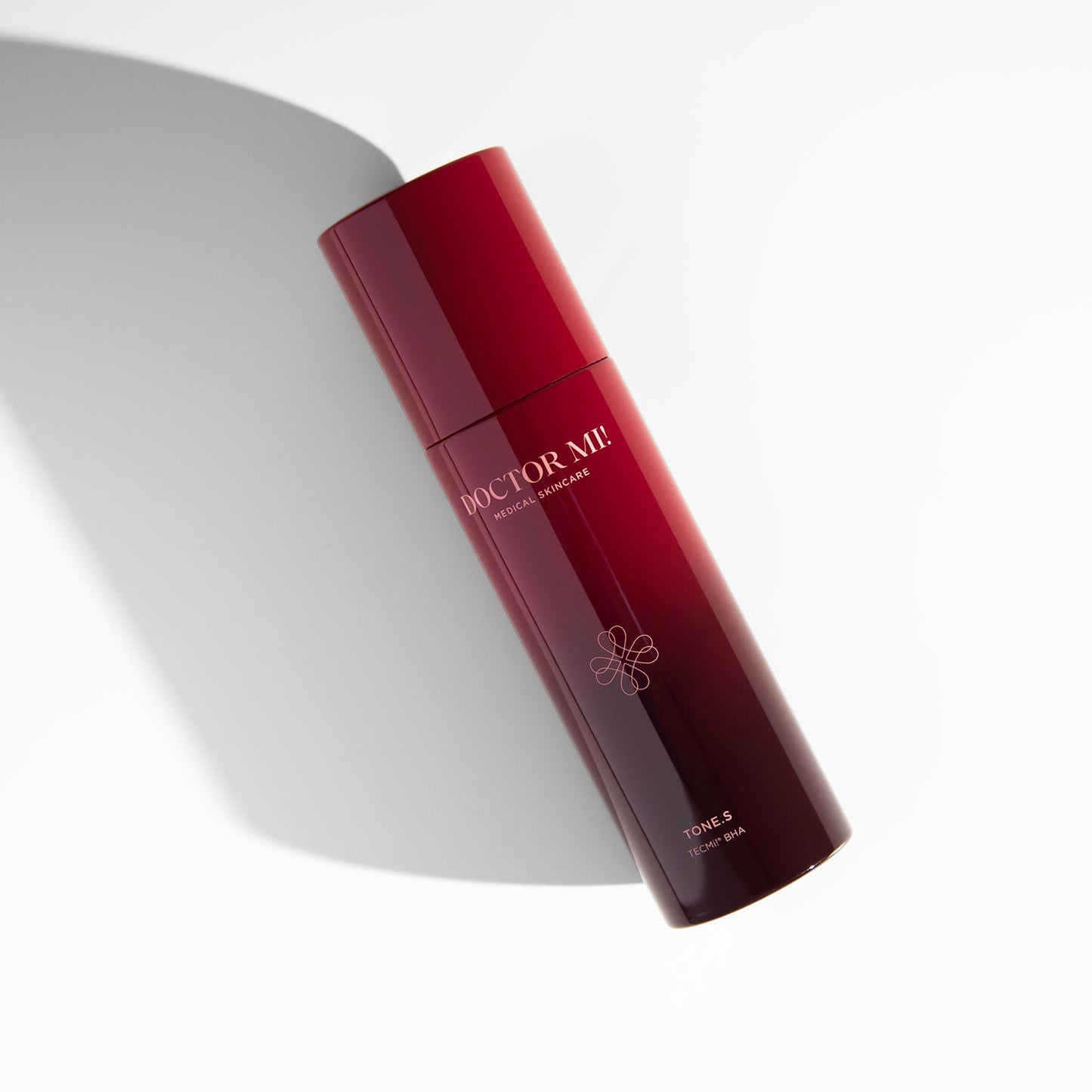 DOCTOR MI! RENEWING TONER erfrischender Toner mit AHA und BHA für ein strahlendes Hautbild im roten Pumpspender auf grauem Hintergrund