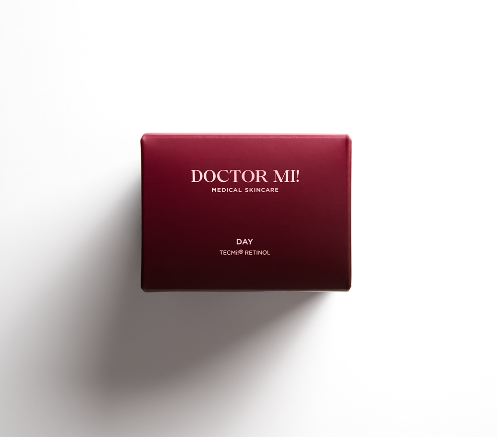 DOCTOR MI! REFINING DAY CREAM regenerierende Anti-Aging Tagespflege mit hochwirksamer Retinol TECMi!® Technologie, rote Verpackung auf weißem Hintergrund