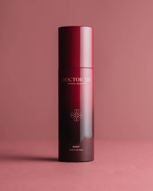 DOCTOR MI! FIRMING BODY TREATMENT Body Lotion intensiv pflegende Körpercreme mit Retinol TECMi!® Technologie im roten Pumpspender für straffe und verjüngte Haut auf rotem Hintergrund
