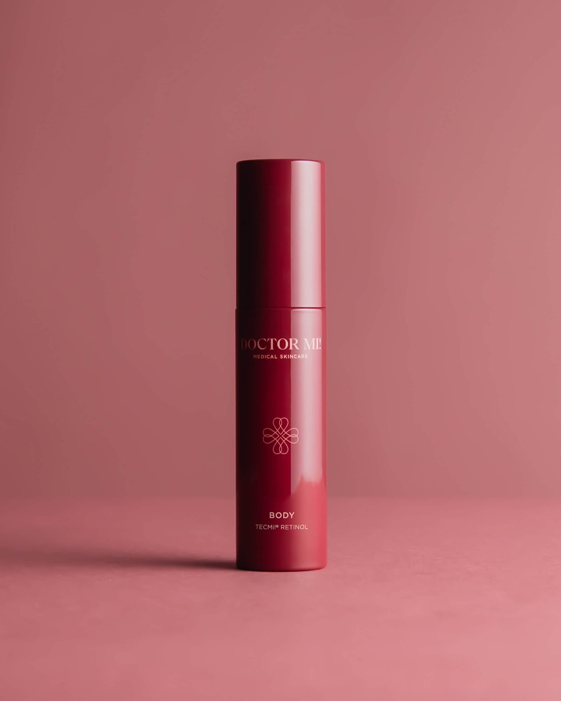 DOCTOR MI! FIRMING BODY TREATMENT Body Lotion intensiv pflegende Körpercreme mit Retinol TECMi!® Technologie im Reisegröße roter Pumpspender auf rotem Hintergrund
