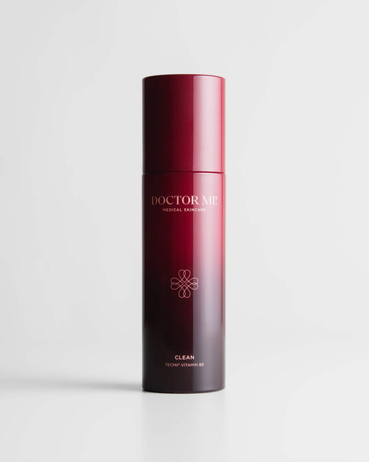 DOCTOR MI! BALANCING CLEANSER beruhigendes Reinigungsgel und neutralem pH-Wert spendet intensive Feuchtigkeit im roten Pumpspender auf grauem Hintergrund