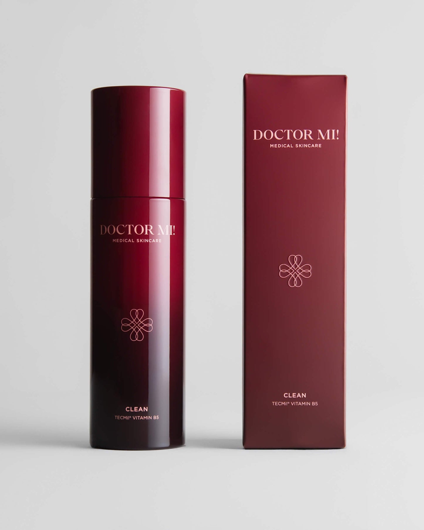 DOCTOR MI! BALANCING CLEANSER beruhigendes Reinigungsgel und neutralem pH-Wert spendet intensive Feuchtigkeit im roten Pumpspender neben roter Verpackung auf grauem Hintergrund 