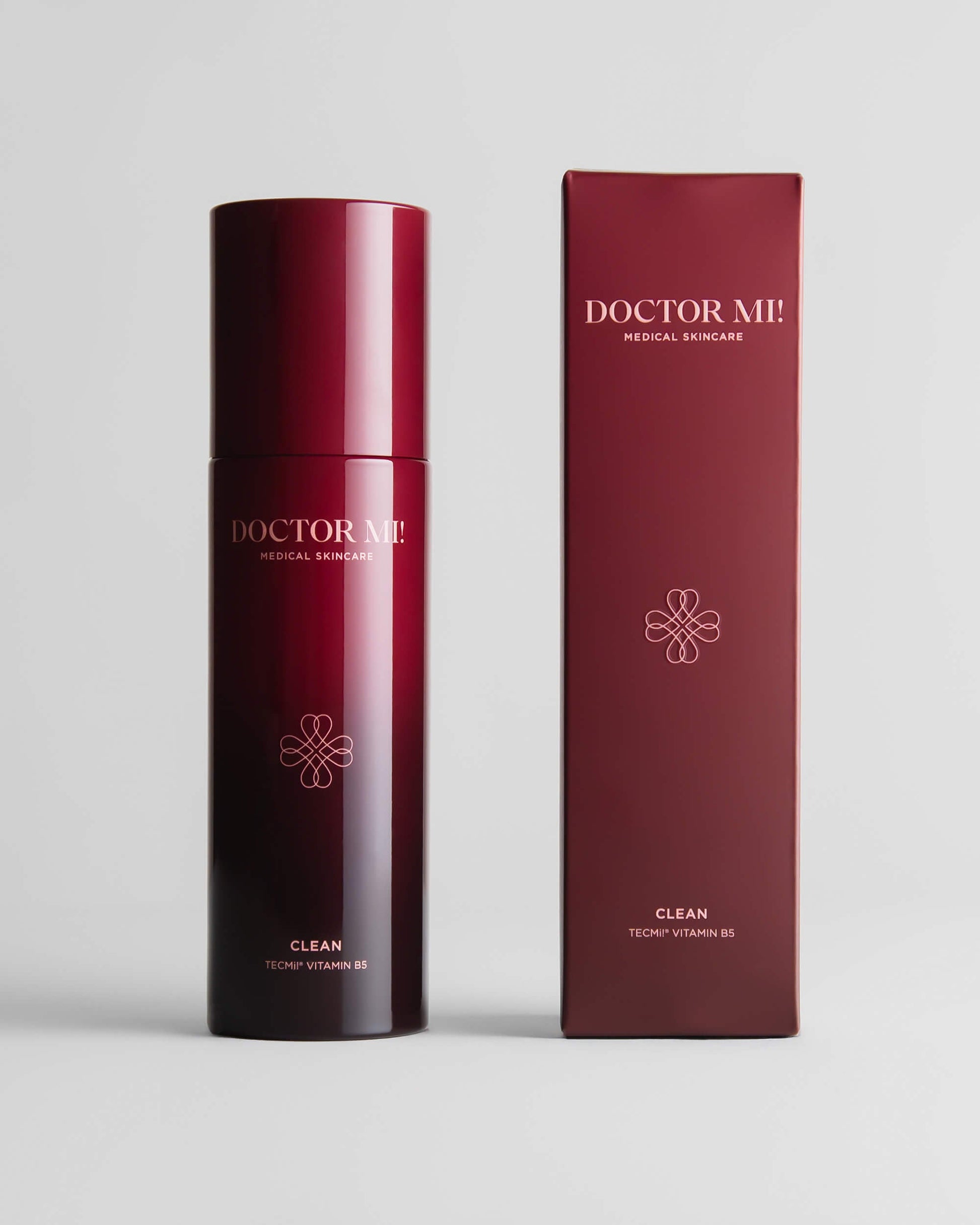 DOCTOR MI! BALANCING CLEANSER beruhigendes Reinigungsgel und neutralem pH-Wert spendet intensive Feuchtigkeit im roten Pumpspender neben roter Verpackung auf grauem Hintergrund 