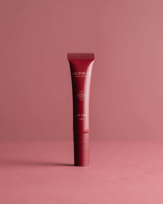 DOCTOR MI! PLUMPING LIP TINT innovative Lippenpflege mit einem Hauch von Farbe für eine gestärkte Hautbarriere in roter Tube auf rotem Hintergrund für sofortigen Plumping-Effekt