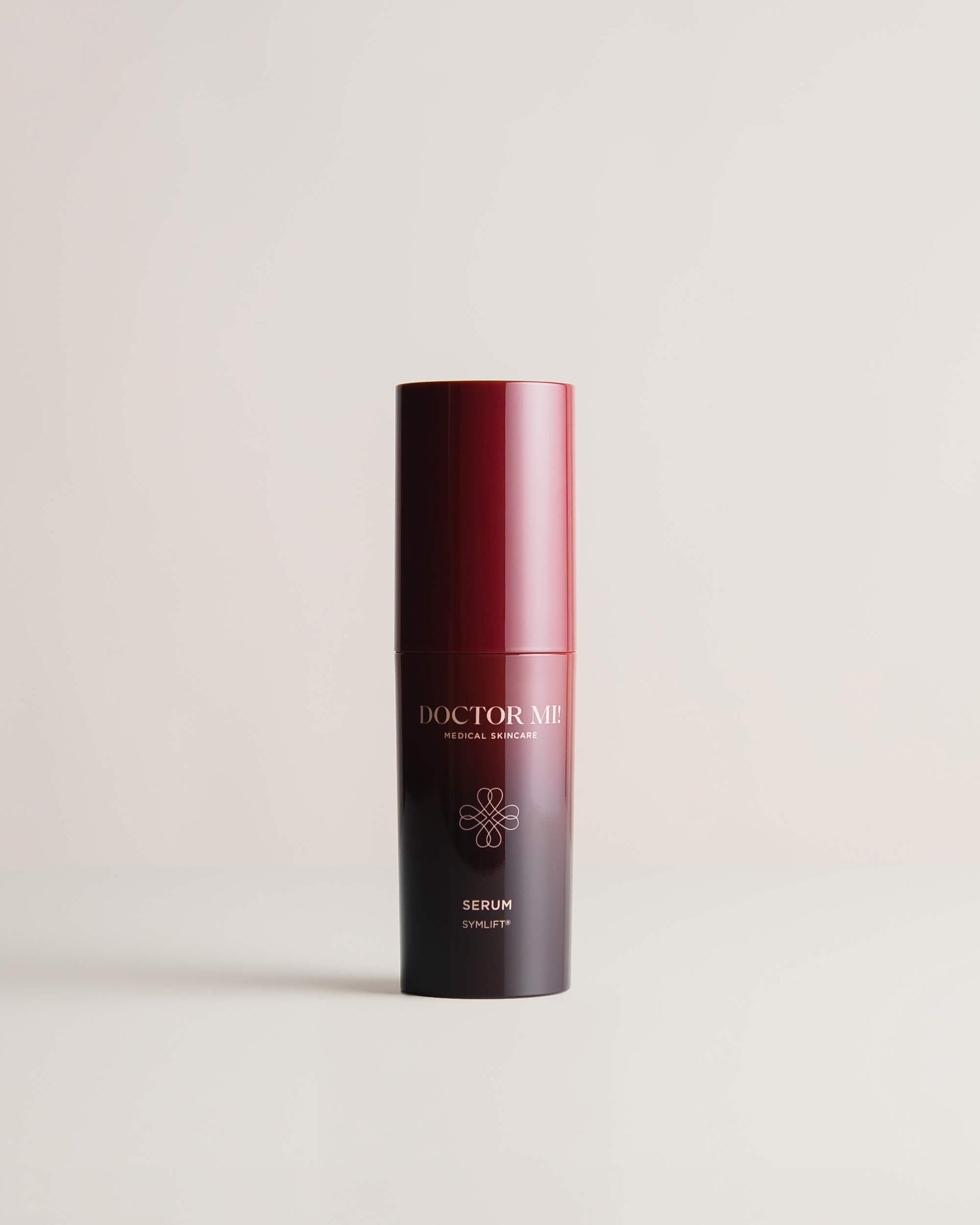 DOCTOR MI! HYDRATE & LIFT SERUM Feuchtigkeits-Serum mit Straffungseffekt für intensive Faltenglättung in roten Pumpspender auf grauem Hintergrund