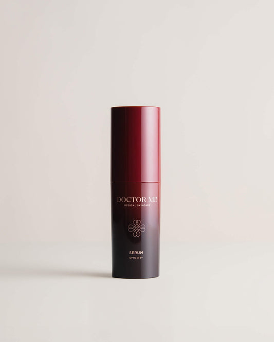 DOCTOR MI! HYDRATE & LIFT SERUM Feuchtigkeits-Serum mit Straffungseffekt für intensive Faltenglättung in roten Pumpspender auf grauem Hintergrund