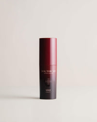 DOCTOR MI! HYDRATE & LIFT SERUM Feuchtigkeits-Serum mit Straffungseffekt für intensive Faltenglättung in roten Pumpspender auf grauem Hintergrund