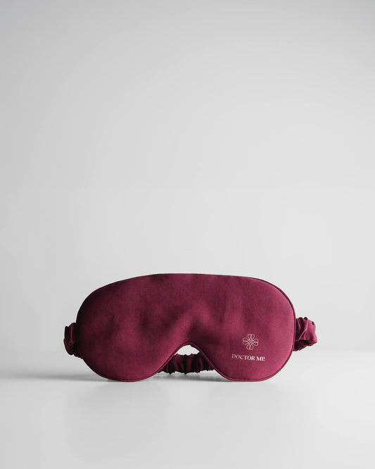 DOCTOR MI! SLEEP MASK hochwertige Schlafmaske für erholsame Nächte als praktischer Reisebegleiter in rotem Material auf grauem Hintergrund