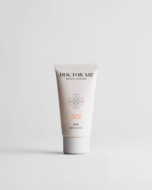 DOCTOR MI! PROTECTING CREAM SPF50 Sonnenschutz mit Lichtschutzfaktor 50+ und Vitamin E für maximalen Schutz in weißer Tube auf grauem Hintergrund