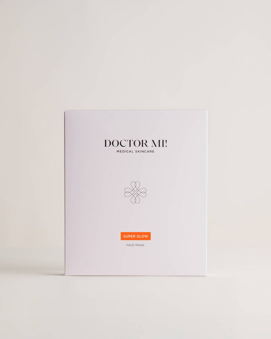 DOCTOR MI! SUPER GLOW FACE MASK sanfte exfolierende Gesichtsmaske für ein verfeinertes Hautbild aus natürlichen Biocellulose-Fasern in weißer Verpackung auf weißem Hintergrund