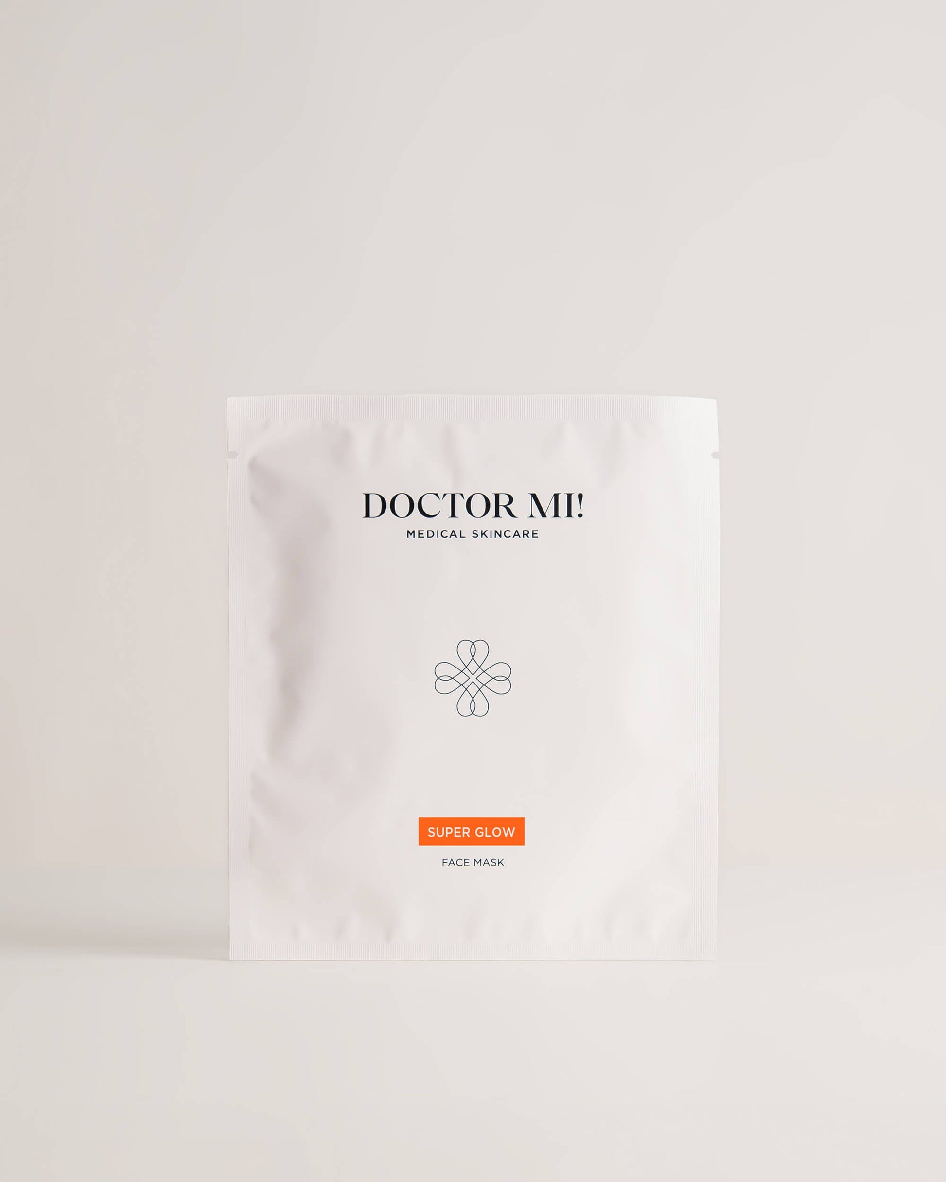 DOCTOR MI! SUPER GLOW FACE MASK sanfte exfolierende Gesichtsmaske für ein verfeinertes Hautbild aus natürlichen Biocellulose-Fasern in weißer Verpackung auf weißem Hintergrund