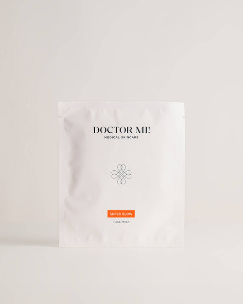 DOCTOR MI! SUPER GLOW FACE MASK sanfte exfolierende Gesichtsmaske für ein verfeinertes Hautbild aus natürlichen Biocellulose-Fasern in weißer Verpackung auf weißem Hintergrund