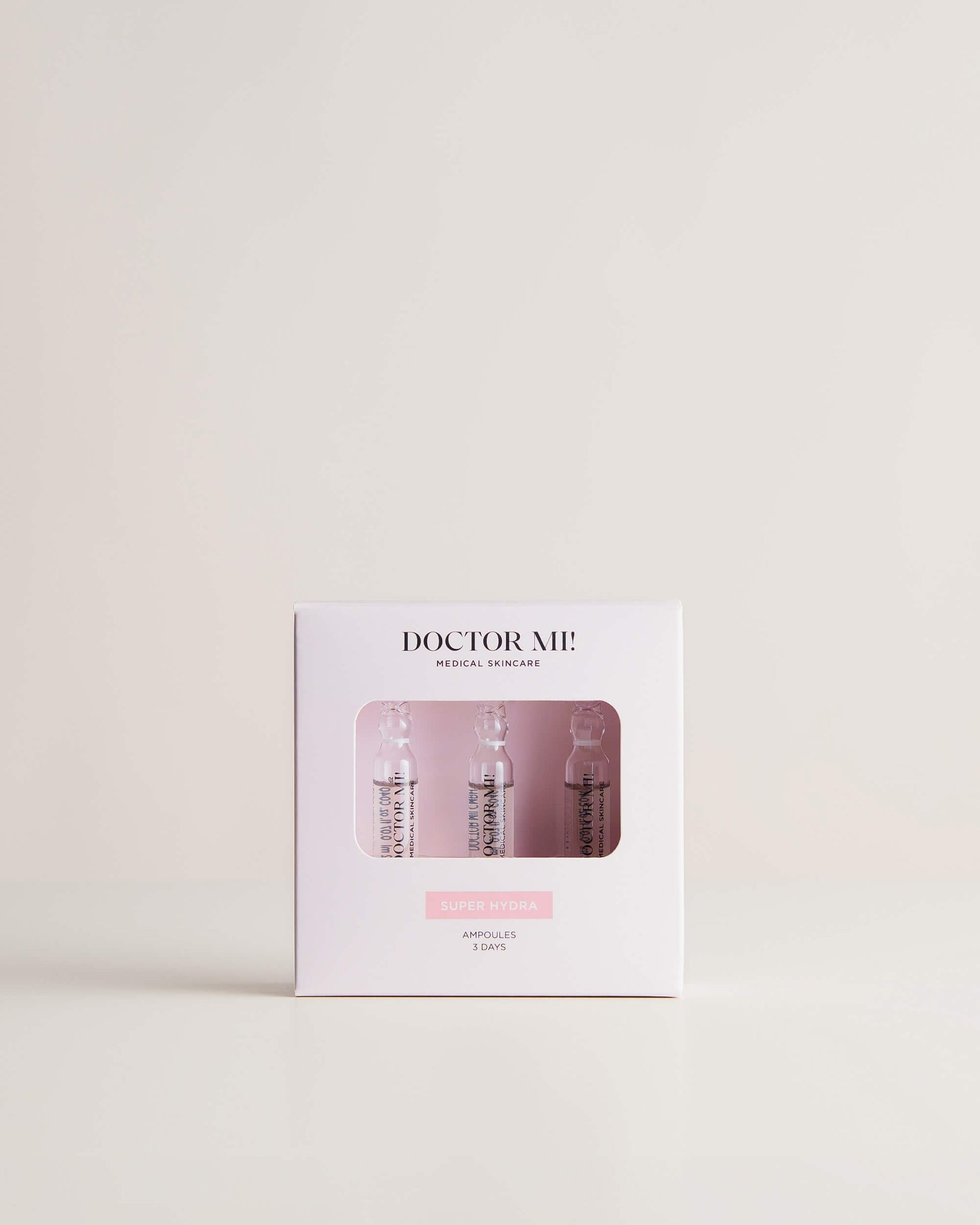 DOCTOR MI! SUPER HYDRA AMPOULES intensive Feuchtigkeit Ampullen für eine starke Hautbarriere und intensive Pflege in weißer Verpackung auf grauem Hintergrund