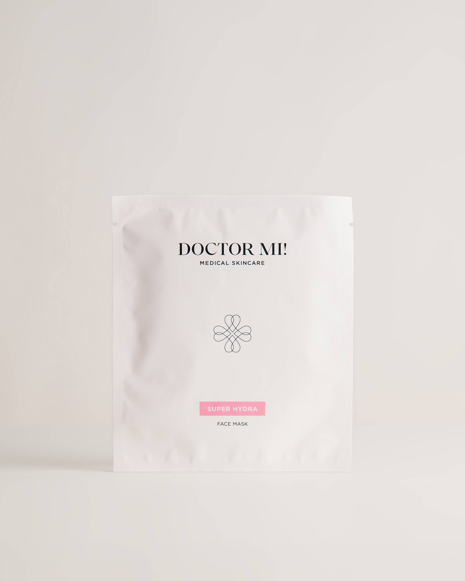DOCTOR MI! SUPER HYDRA FACE MASK intensive Feuchtigkeits-Gesichtsmaske aus natürlichen Biocellulose-Fasern in weißer Verpackung auf grauem Hintergrund