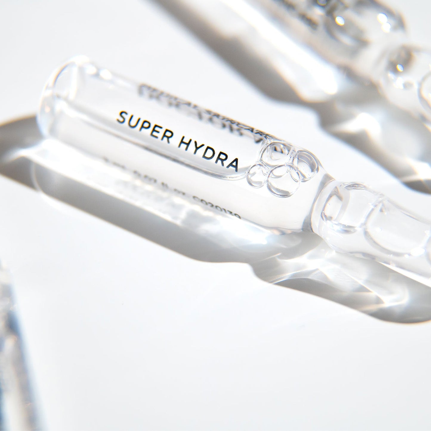 DOCTOR MI! SUPER HYDRA AMPOULES intensive Feuchtigkeit Ampullen für eine starke Hautbarriere und intensive Pflege in Glasampullen Verpackung auf weißem Hintergrund