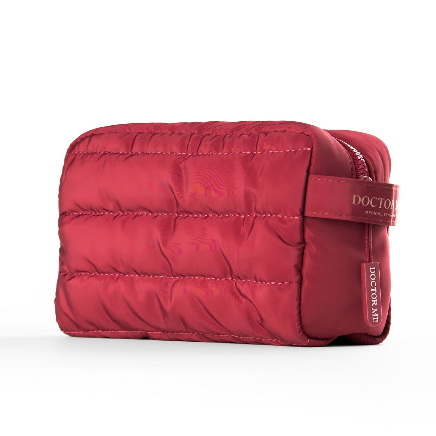 DOCTOR MI! BAG PUFFY RED praktische Kosmetiktasche in roter Steppoptik auf grauem Hintergrund